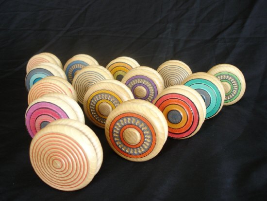 Viele tolle Holz Yoyos haben wir im Sortiment.