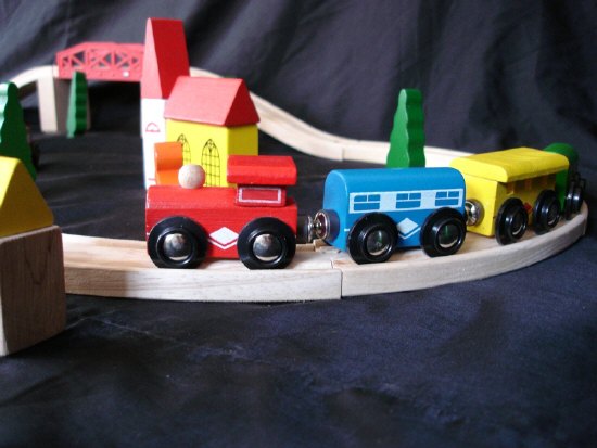 Holzeisenbahnen in verschiedenen Ausführungen.
