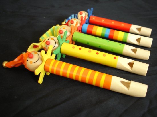 Lotusflöten mit Clownköpfen in verschiedenen Farben.