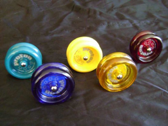 Proton Yoyo in verschiedenen Farben.