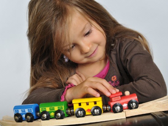 Eine Holzeisenbahn gehört ins Kinderzimmer.
