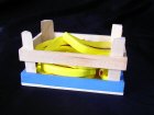 Bananen in einer kleinen Holzkiste