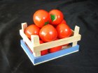 Tomaten in einer kleinen Kiste.