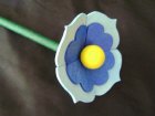 Holzblume mit Stiel hellblau gelb